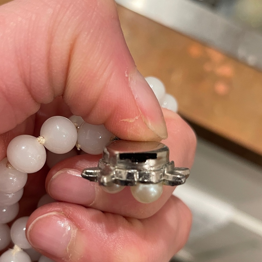 Elegant White Pearl Necklace - Picture 4 of 4